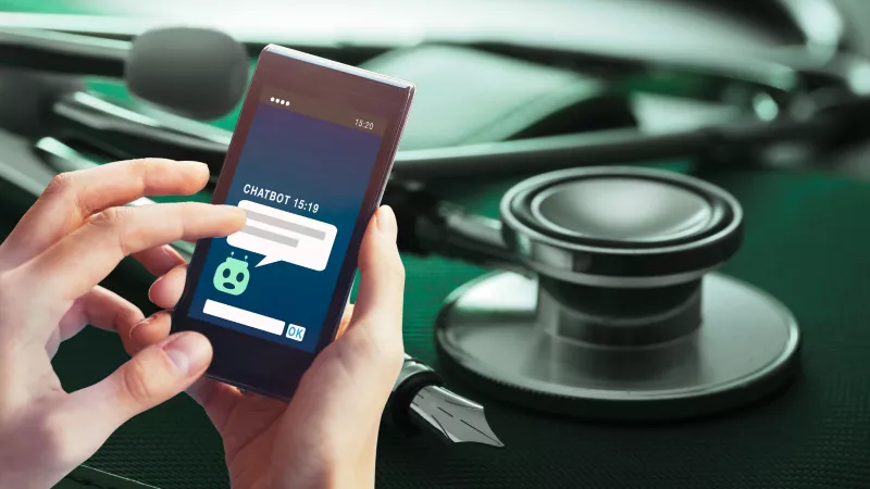 Egy személy chatbotot használ telefonon, a háttérben fonendoszkóp.