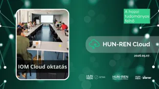 HUN-REN Cloud oktatásról készült kép amin egy asztal körül a hallgatóság látható, illetve az előadó. Mellette a szervezők logói.